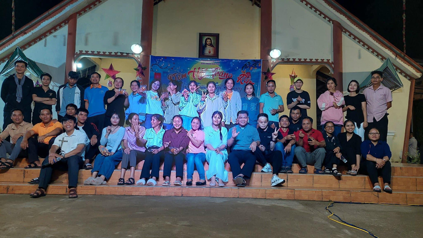 Ngô Quý Hải tham gia tổ chức đêm Trung Thu pha trà sữa và phát bánh cho 1.000 em ở làng Daktuk (Kon Tum). (Ảnh: NVCC)