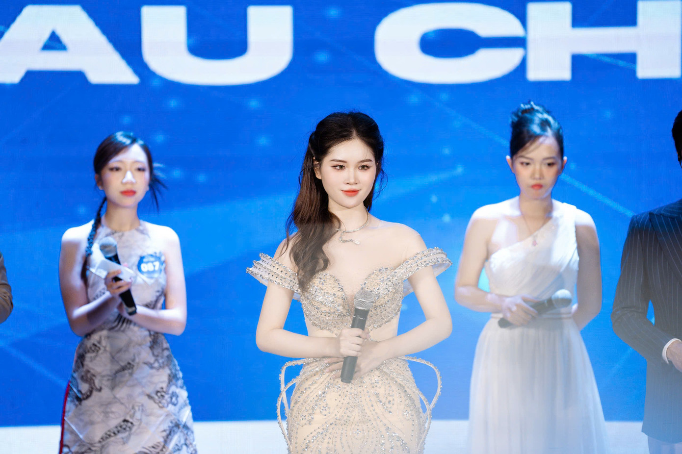 Thu Hiền tỏa sáng trong đêm Chung kết ‘Én Sinh viên 2024’ với vị trí Quán quân. Thu Hiền tỏa sáng trong đêm Chung kết ‘Én Sinh viên 2024’ với vị trí Quán quân.