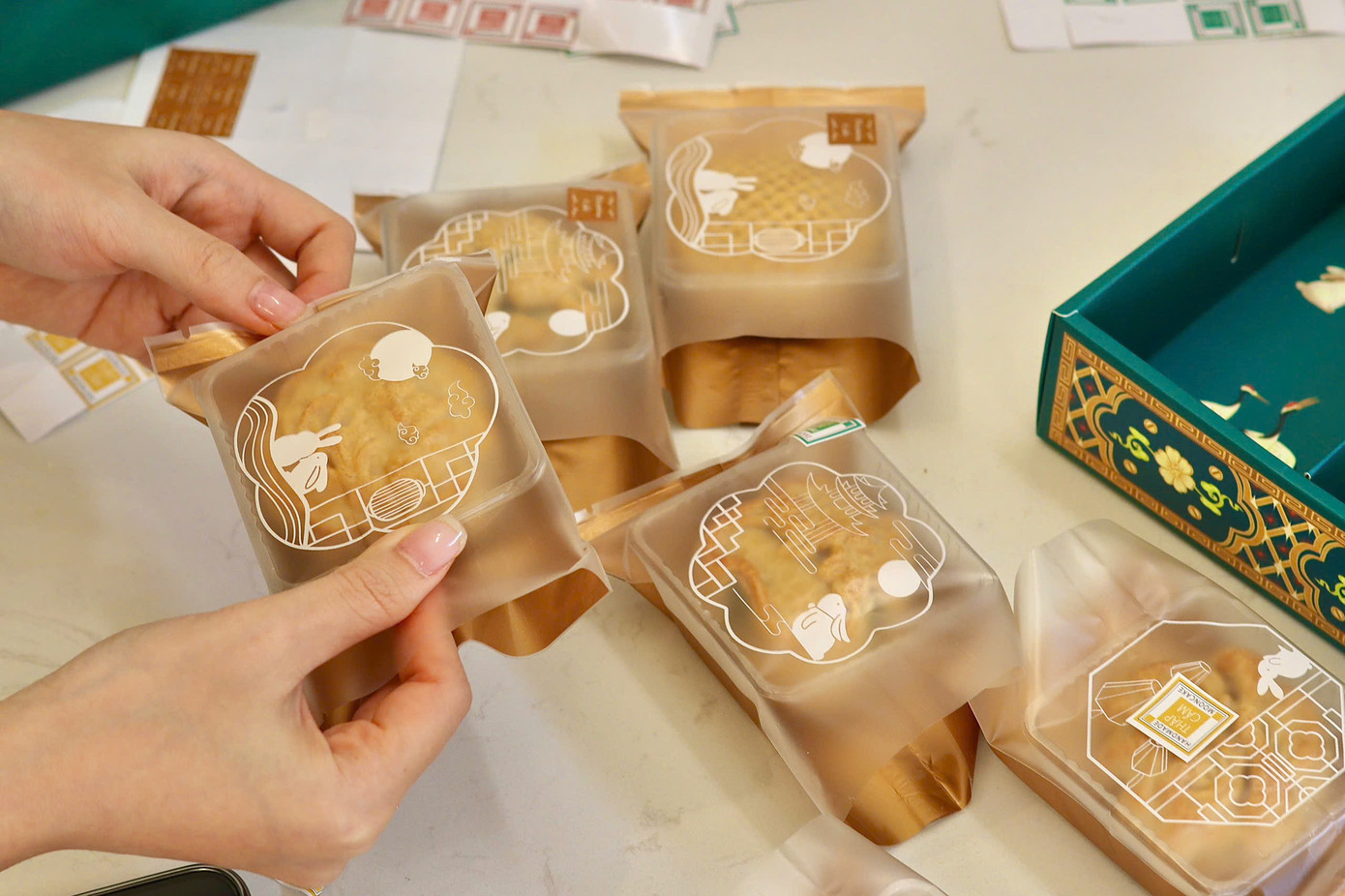 Những chiếc bánh Trung Thu handmade thu hút bạn trẻ.