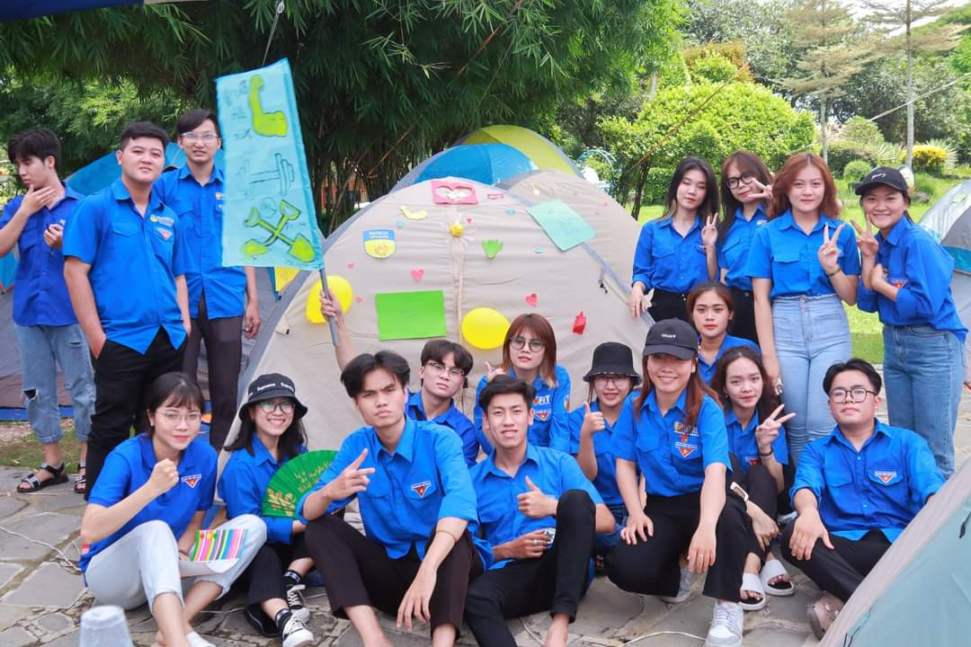 Nhiều chương trình hướng dẫn thực hiện phong trào 'Sinh viên 5 tốt' được tổ chức tại trường, vừa là dịp trở thành “cây cầu nối” giữa nhà trường và sinh viên. Nhiều chương trình hướng dẫn thực hiện phong trào 'Sinh viên 5 tốt' được tổ chức tại trường, vừa là dịp trở thành “cây cầu nối” giữa nhà trường và sinh viên.