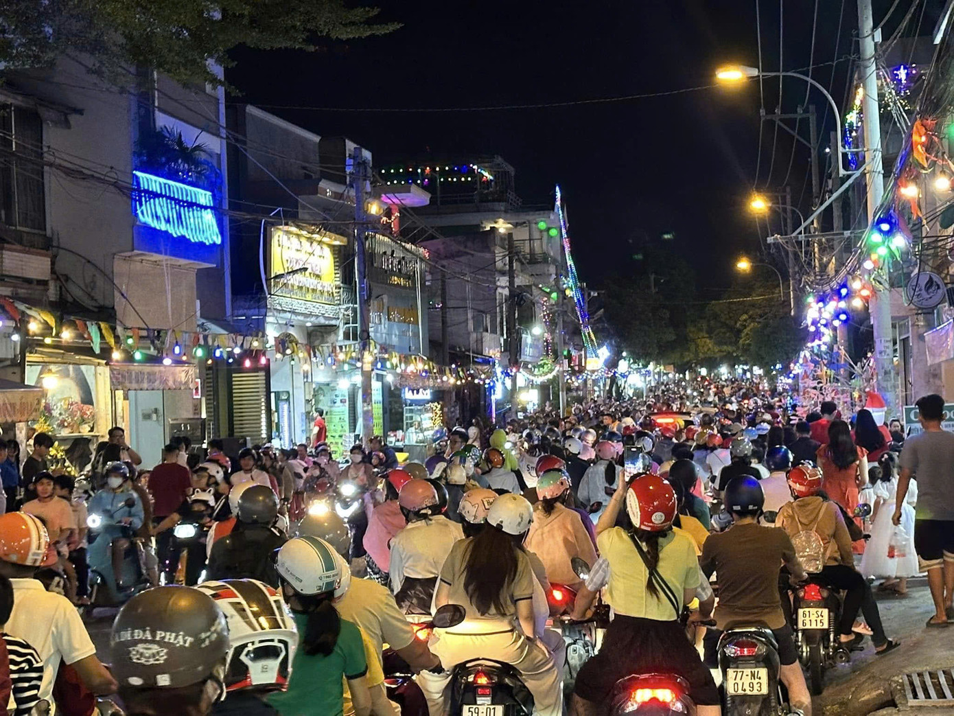 Đường phố Sài Gòn đặc biệt đông đúc vào đêm Giáng sinh.