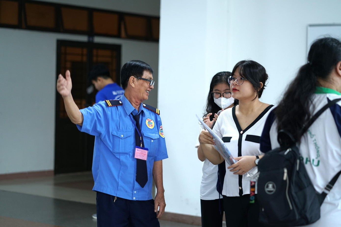 Chú bảo vệ tận tình hướng dẫn thí sinh. (Ảnh: ĐHQG TP. HCM)