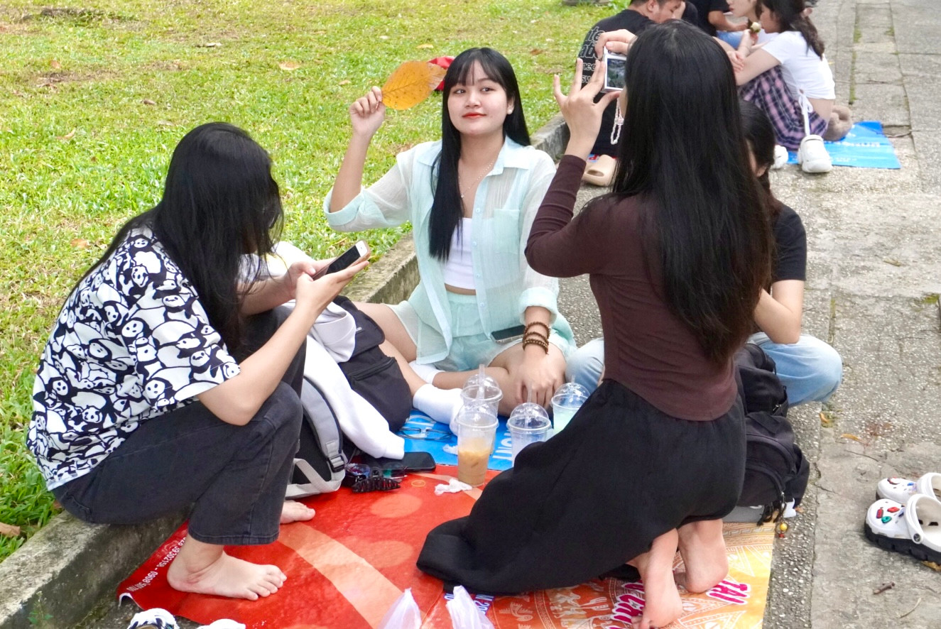 Các bạn trẻ thường ra cà phê 'bệt' ăn uống và chụp hình. (Ảnh: Song Ngân)