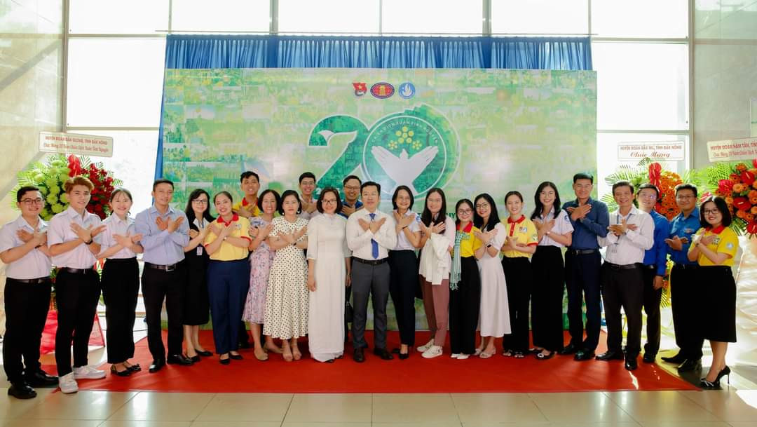 Các cựu sinh viên, sinh viên là thành viên ban chỉ huy hoạt động &apos;Xuân Tình nguyện&apos; trong suốt 20 năm cùng chụp ảnh lưu niệm với lãnh đạo nhà trường.