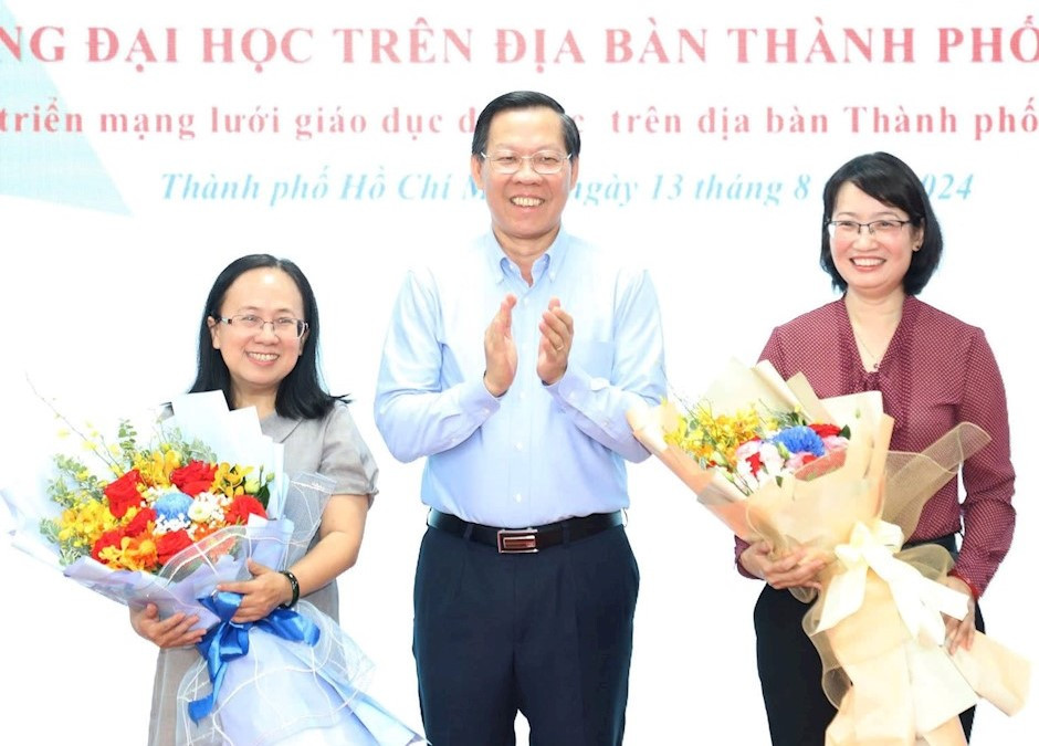 Phó Bí thư Thành ủy, Chủ tịch UBND TP. HCM, Chủ tịch Hội đồng Hiệu trưởng các trường đại học trên địa bàn TP. HCM Phan Văn Mãi tặng hoa chúc mừng các thành viên mới của Hội đồng Hiệu trưởng TP. HCM.