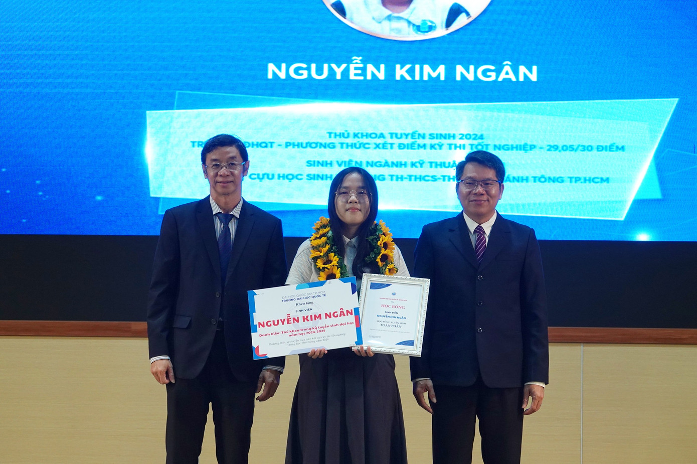 Nguyễn Kim Ngân được tuyên dương và nhận học bổng tại Lễ khai giảng.