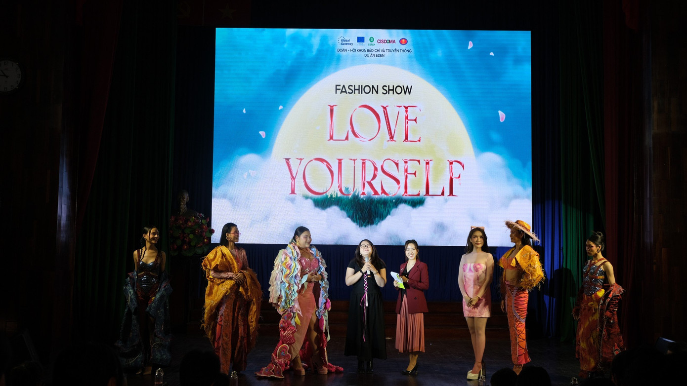 Màn trình diễn thời trang Bộ sưu tập LOVE YOURSELF của NTK Bella Hồ, với chủ đề “Tôi hiểu, tôi mới chính là người quyết định cuộc đời mình”. Màn trình diễn thời trang Bộ sưu tập LOVE YOURSELF của NTK Bella Hồ, với chủ đề “Tôi hiểu, tôi mới chính là người quyết định cuộc đời mình”.