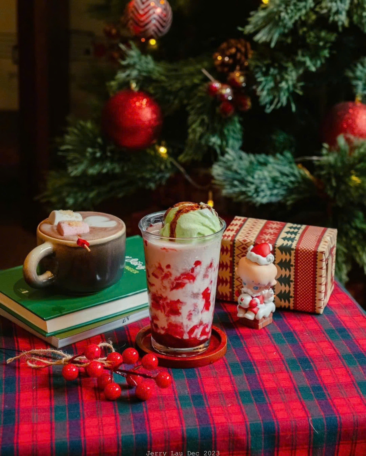 Những món nước đẹp mắt, ngon miệng là một điểm cộng trong sở thích “săn lùng” quán cà phê Giáng sinh của bạn trẻ. Những món nước đẹp mắt, ngon miệng là một điểm cộng trong sở thích “săn lùng” quán cà phê Giáng sinh của bạn trẻ.