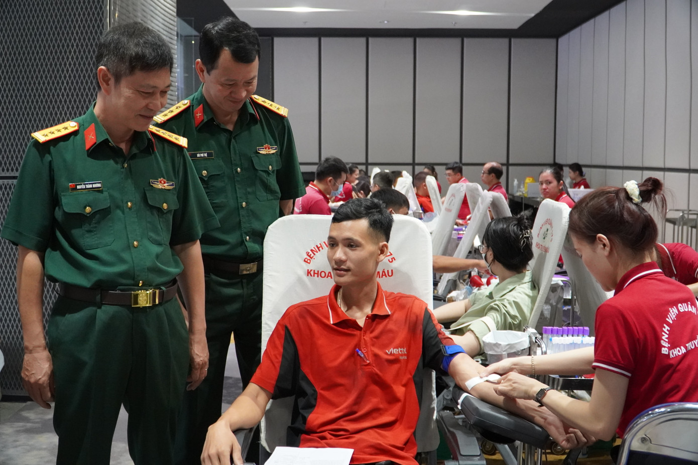 Đại diện lãnh đạo Viettel và đại diện lãnh đạo BVQY175 thăm, động viên các bạn trẻ tham gia hiến máu tại chương trình.