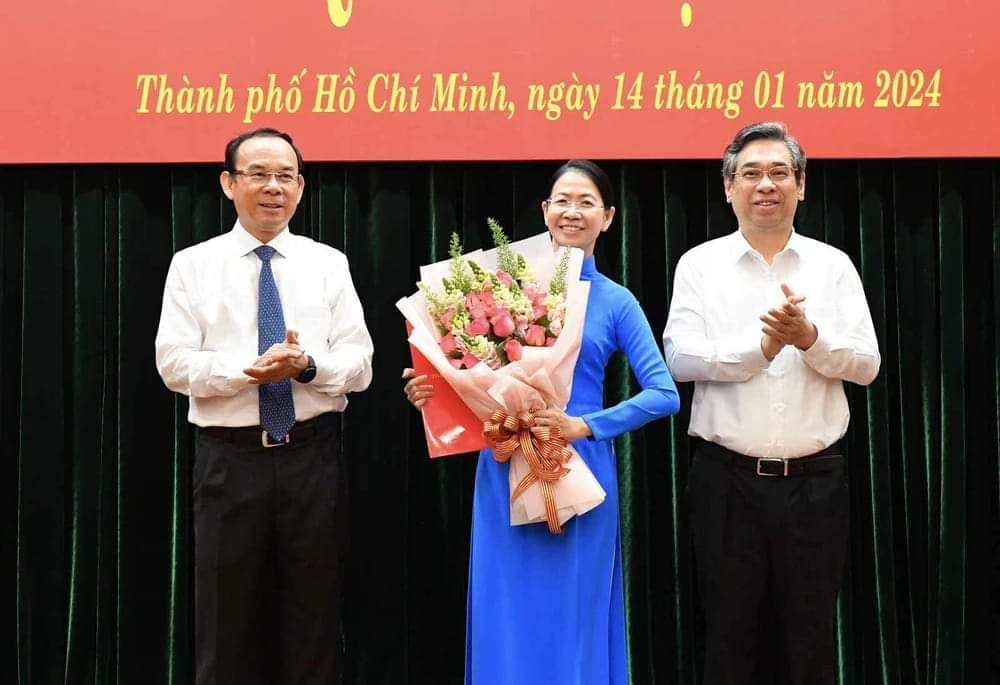 Bí thư Thành ủy TP. HCM Nguyễn Văn Nên (bên trái) và Phó Bí thư Thành ủy, Trưởng Ban Tổ chức Thành ủy TP. HCM Nguyễn Phước Lộc (bên phải) trao quyết định, tặng hoa chúc mừng tân Bí thư Quận ủy quận Phú Nhuận.