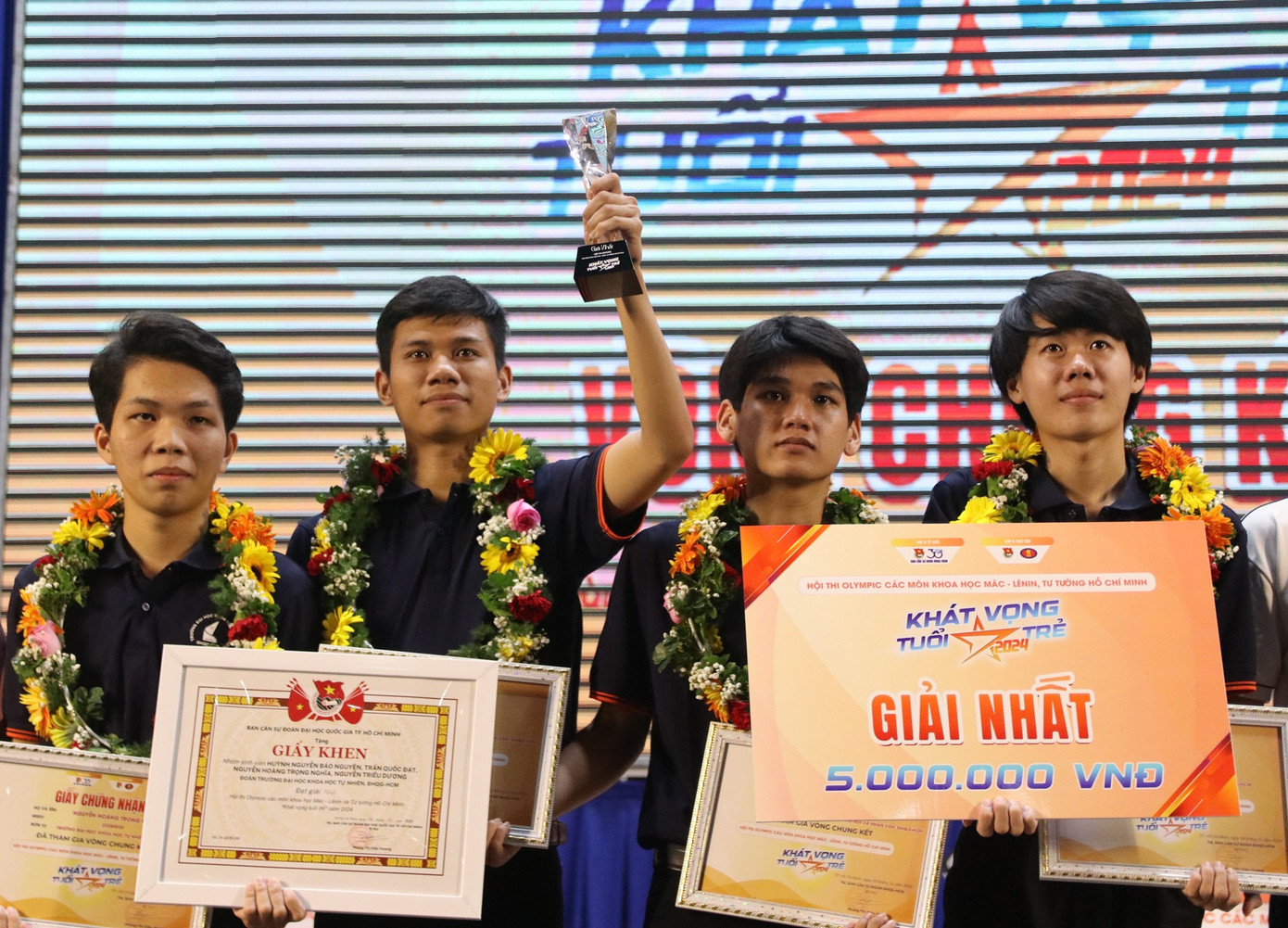 Đội thi trường ĐH KHTN đoạt giải Nhất cuộc thi. Đội thi trường ĐH KHTN đoạt giải Nhất cuộc thi.