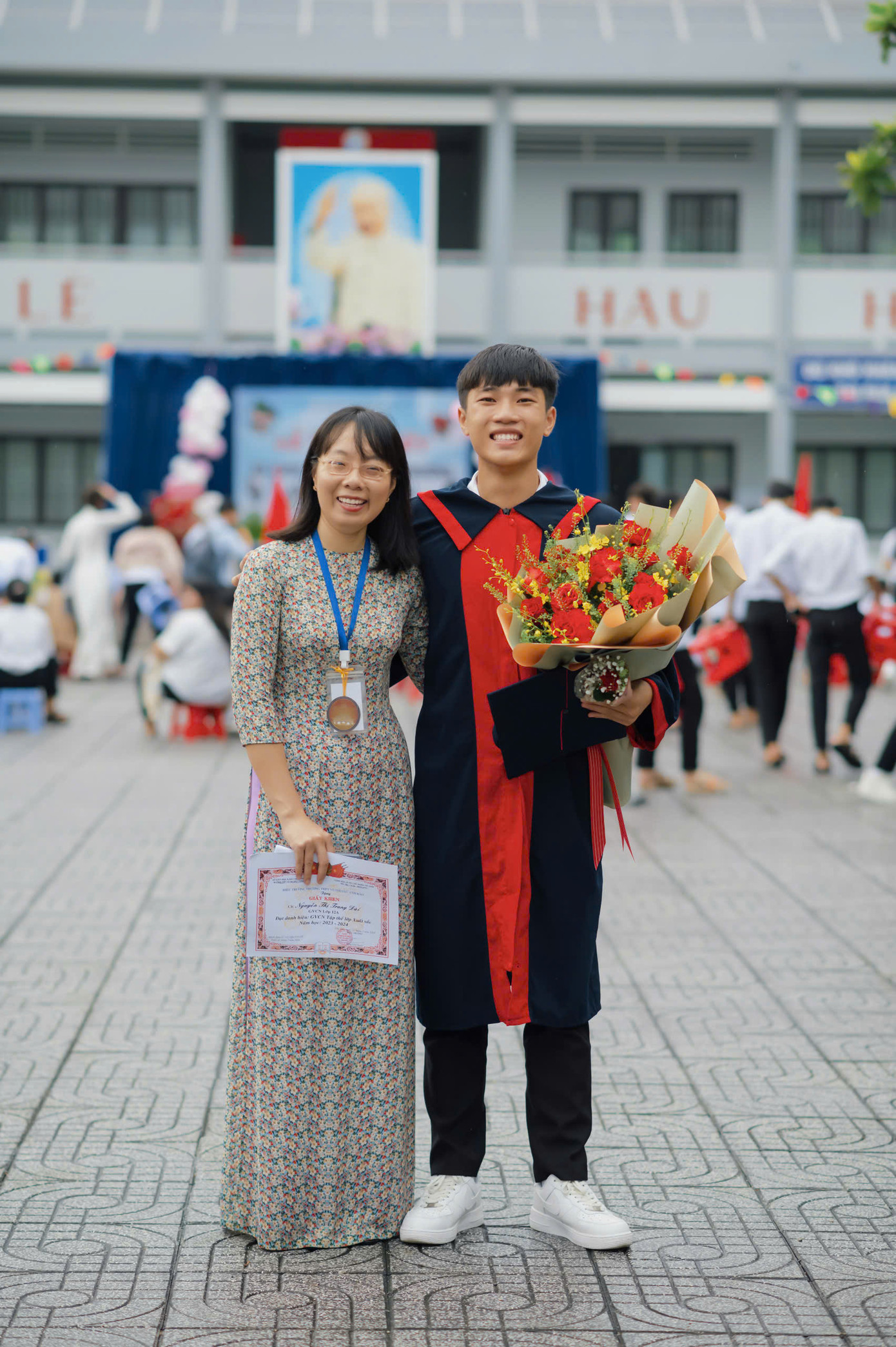 Giang chụp với cô Cô Nguyễn Thị Trang Đài - giáo viên chủ nhiệm lớp 12A của mình. Giang chụp với cô Cô Nguyễn Thị Trang Đài - giáo viên chủ nhiệm lớp 12A của mình.