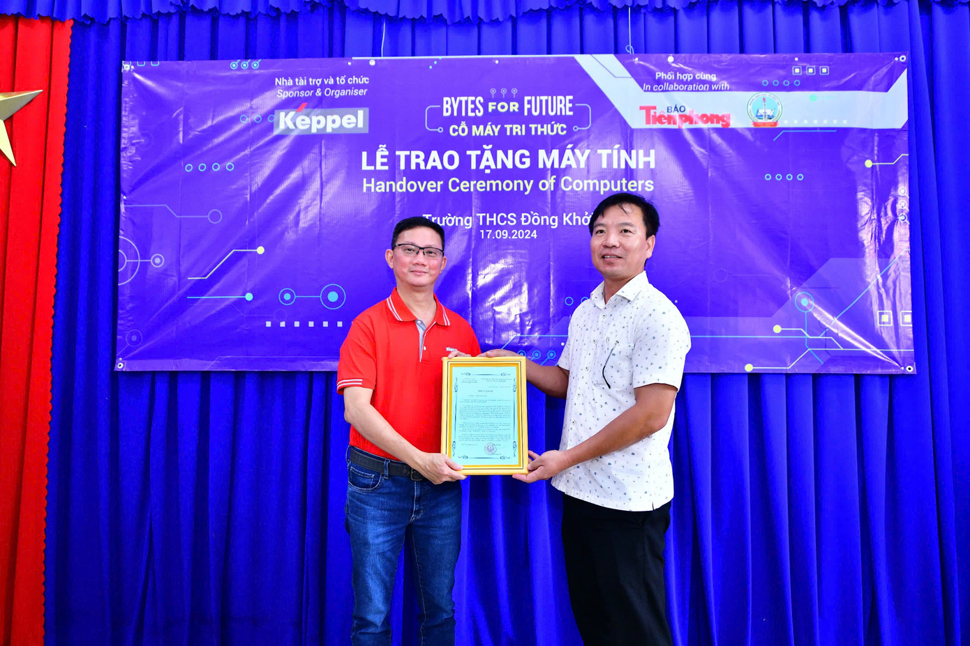 Ông Joseph Low - Chủ tịch khối Bất động sản Keppel Việt Nam (bên trái) nhận thư cảm ơn từ lãnh đạo xã Đồng Khởi (huyện Châu Thành, tỉnh Tây Ninh) tại chương trình. Ông Joseph Low - Chủ tịch khối Bất động sản Keppel Việt Nam (bên trái) nhận thư cảm ơn từ lãnh đạo xã Đồng Khởi (huyện Châu Thành, tỉnh Tây Ninh) tại chương trình.