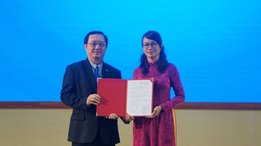 Bộ trưởng Bộ Khoa học và Công nghệ Huỳnh Thành Đạt trao quyết định bổ nhiệm cho GS. TS Nguyễn Thị Thanh Mai. Bộ trưởng Bộ Khoa học và Công nghệ Huỳnh Thành Đạt trao quyết định bổ nhiệm cho GS. TS Nguyễn Thị Thanh Mai.