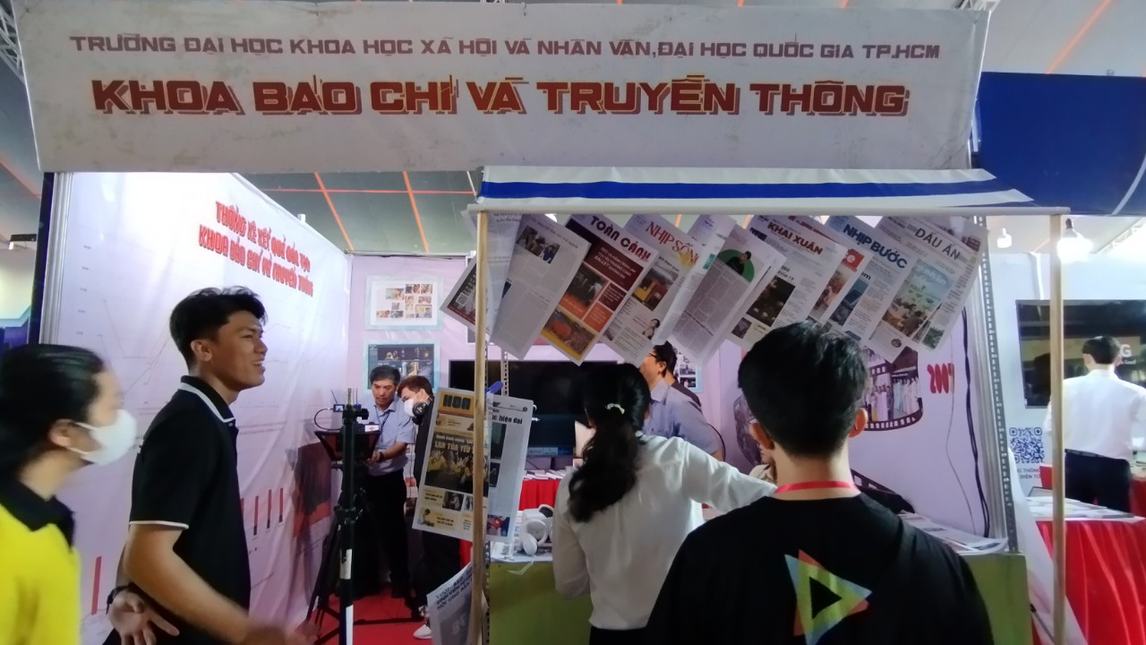 Gian triển lãm của khoa Báo chí & Truyền thông, trường ĐH KHXH&NV (ĐHQG TP. HCM) tại Hội Báo. Gian triển lãm của khoa Báo chí & Truyền thông, trường ĐH KHXH&NV (ĐHQG TP. HCM) tại Hội Báo.