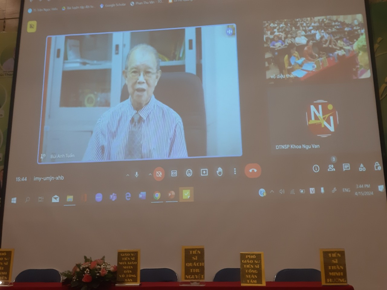 GS. TS. NGND Võ Tòng Xuân trò chuyện với các bạn sinh viên tại buổi tọa đàm.