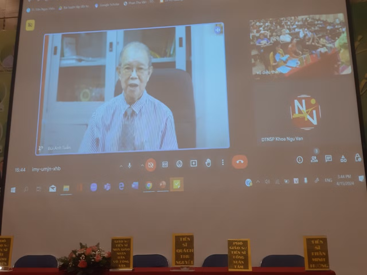 GS. TS. NGND Võ Tòng Xuân trò chuyện với các bạn sinh viên tại buổi tọa đàm.