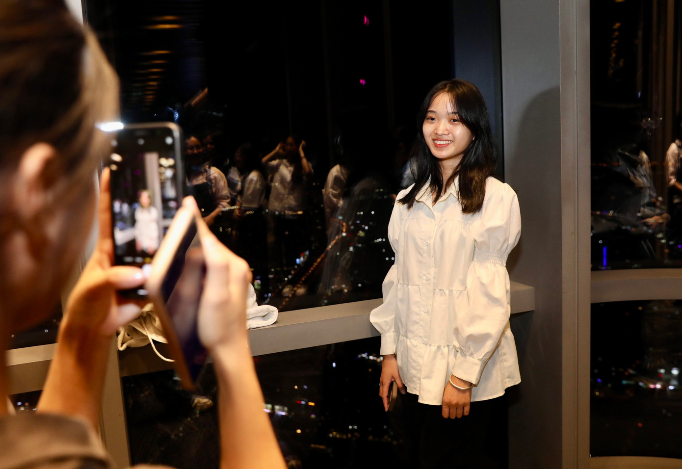 Các bạn cùng chụp ảnh cho nhau để lưu lại những khoảnh khắc tham quan tòa nhà đặc biệt này.