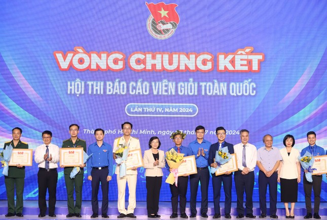 Các thí sinh đoạt giải được vinh danh tại Chung kết &quot;Hội thi Báo cáo viên giỏi toàn quốc lần thứ IV, năm 2024&quot;. (Ảnh: Ngô Tùng)