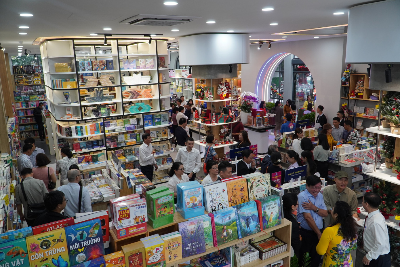 Rất đông người dân và học sinh đến trong ngày đầu mở cửa. Rất đông người dân và học sinh đến trong ngày đầu mở cửa.