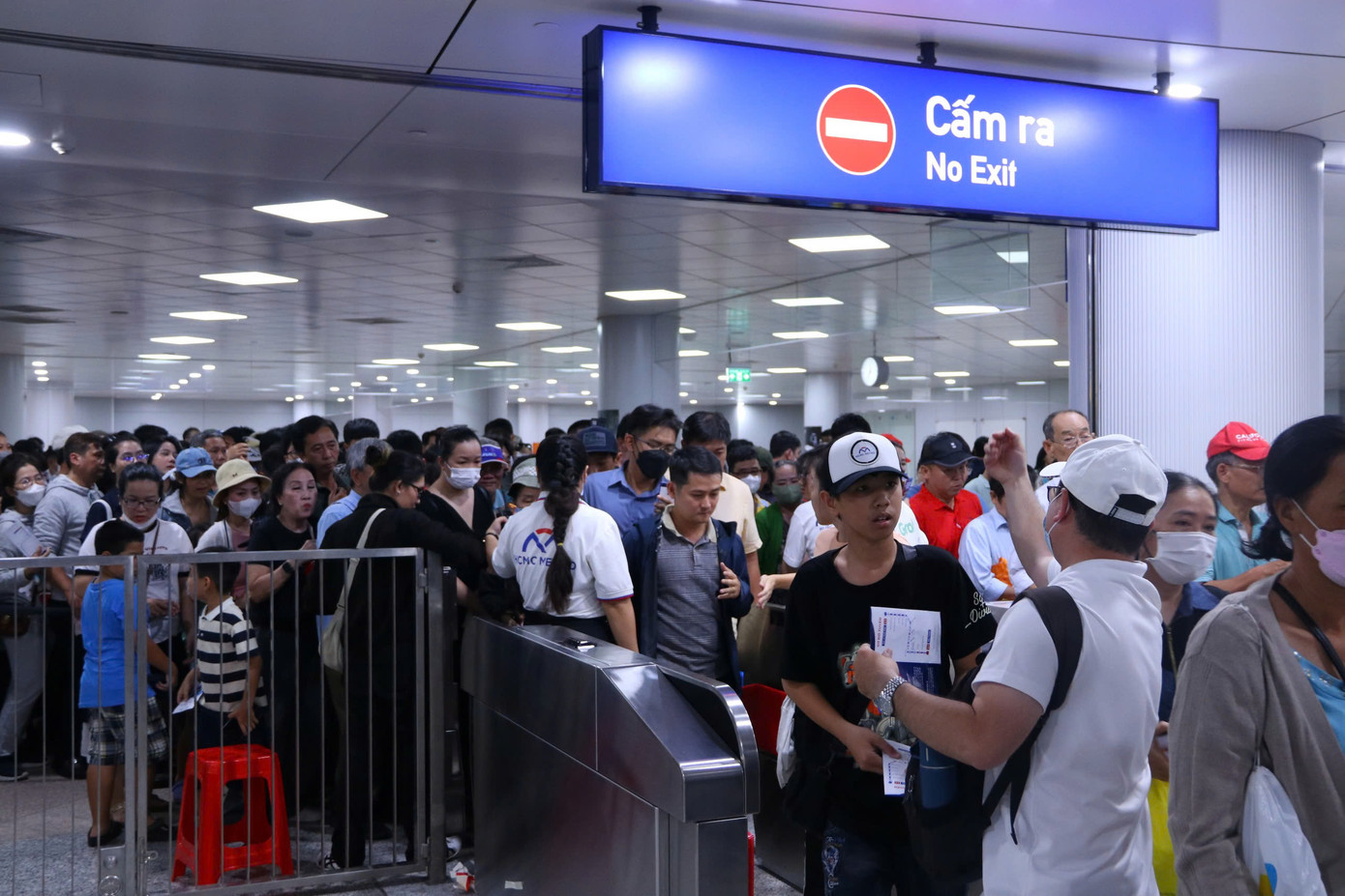 Metro số 1 ngày đầu chạy chính thức, bạn trẻ Sài Gòn nô nức đi trải nghiệm ảnh 10