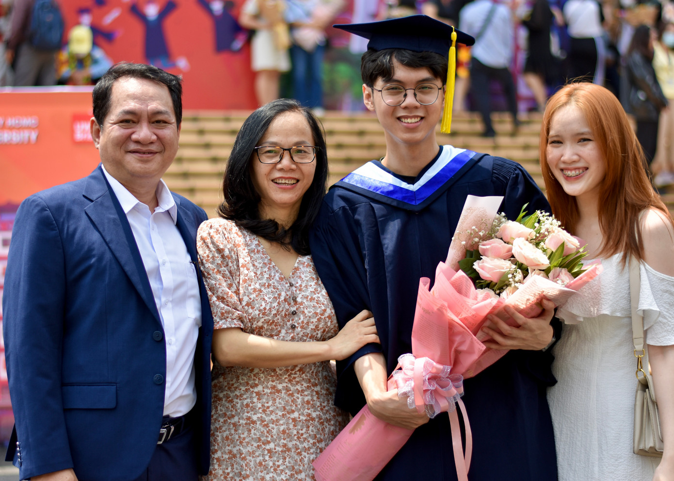 Hoàng Minh cùng gia đình.