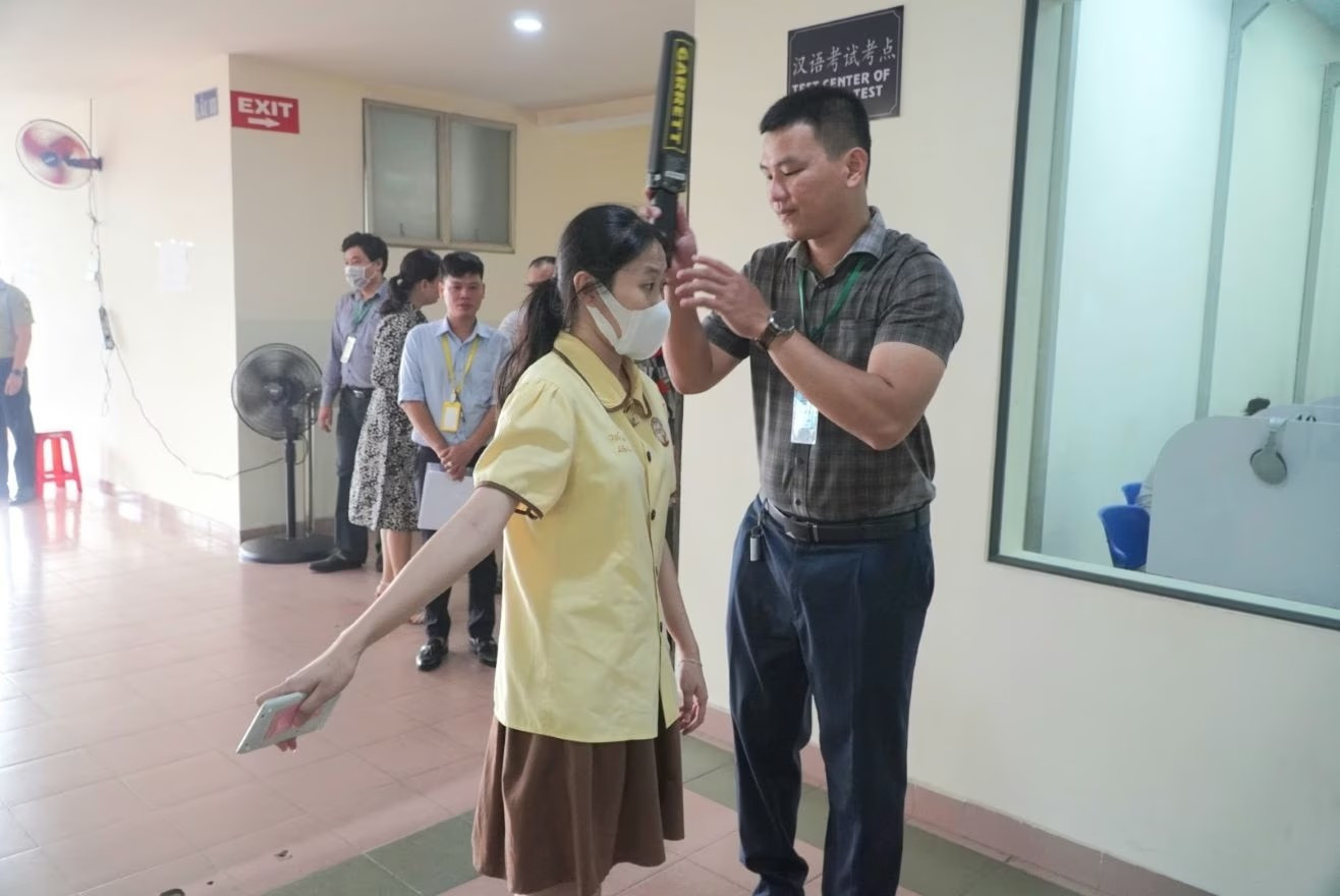 Thí sinh được kiểm tra trước khi vào phòng thi. (Ảnh: NTCC)