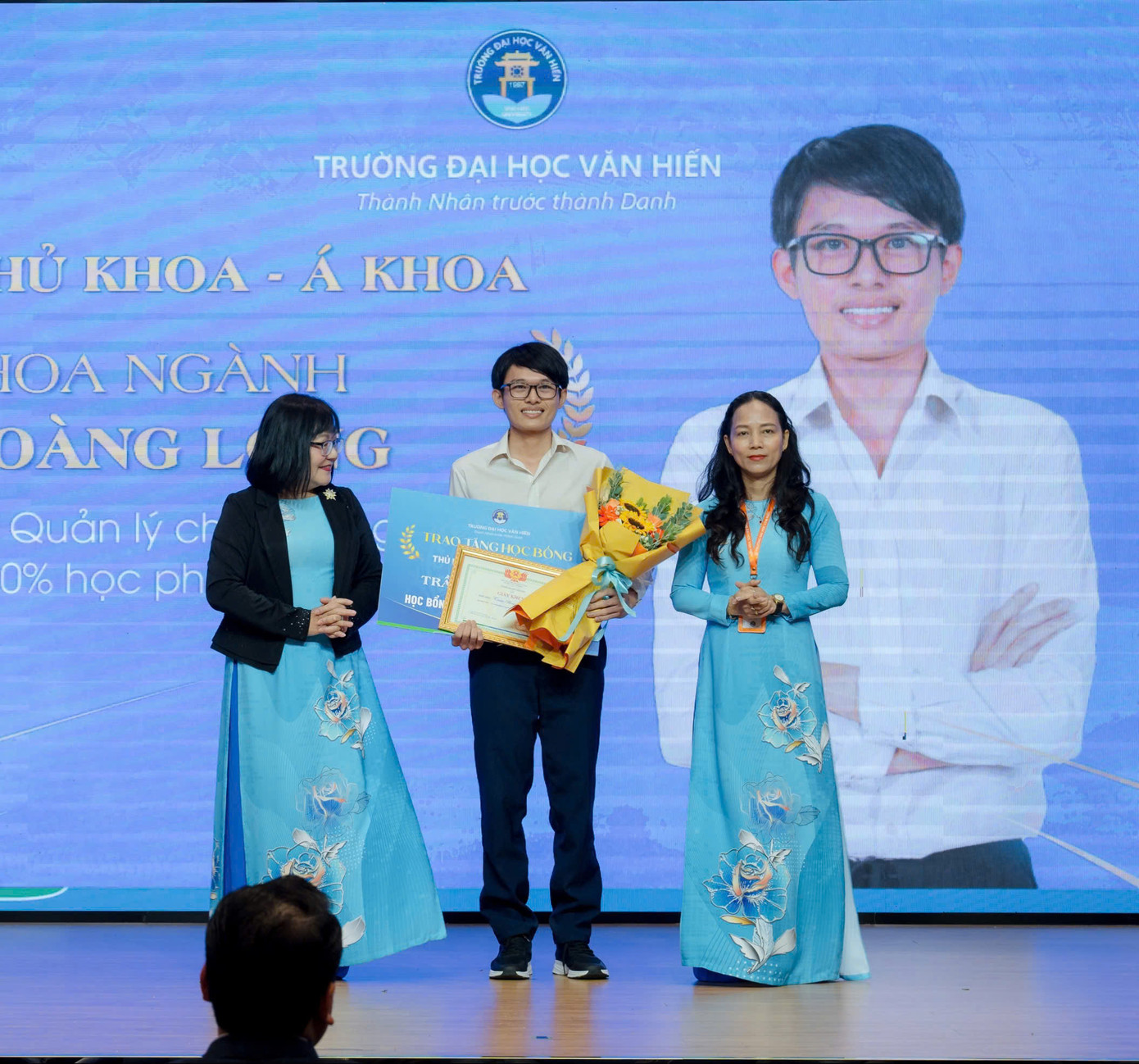 Long hạnh phúc với thành quả nỗ lực của mình, khi được trường ĐH Văn Hiến vinh danh thủ khoa.