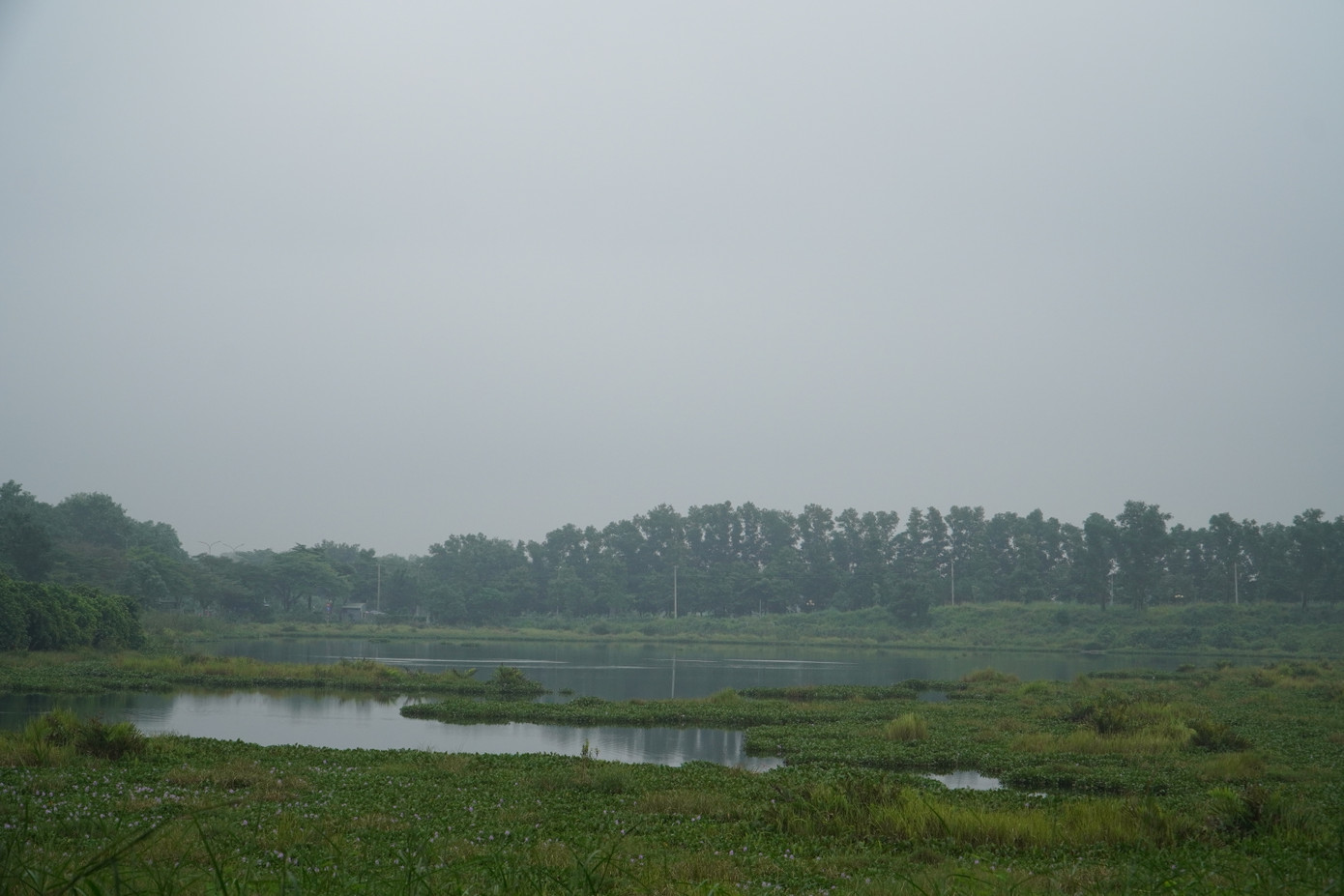 Chú &apos;Minh cô đơn&apos; (người chạy ba gác chở đồ hỗ trợ cho sinh viên, có thâm niên vài chục năm sống ở khu vực này) cho biết, 5 hồ đá ở đây rất sâu và nước rất lạnh. Nếu không may trượt chân ngã xuống dưới thì rất dễ bỏ mạng. Địa hình ở khu vực 5 hồ đá này cũng khá phức tạp nên không thể lường trước những nguy hiểm, nếu ra tắm hay chơi sát khu vực hồ.