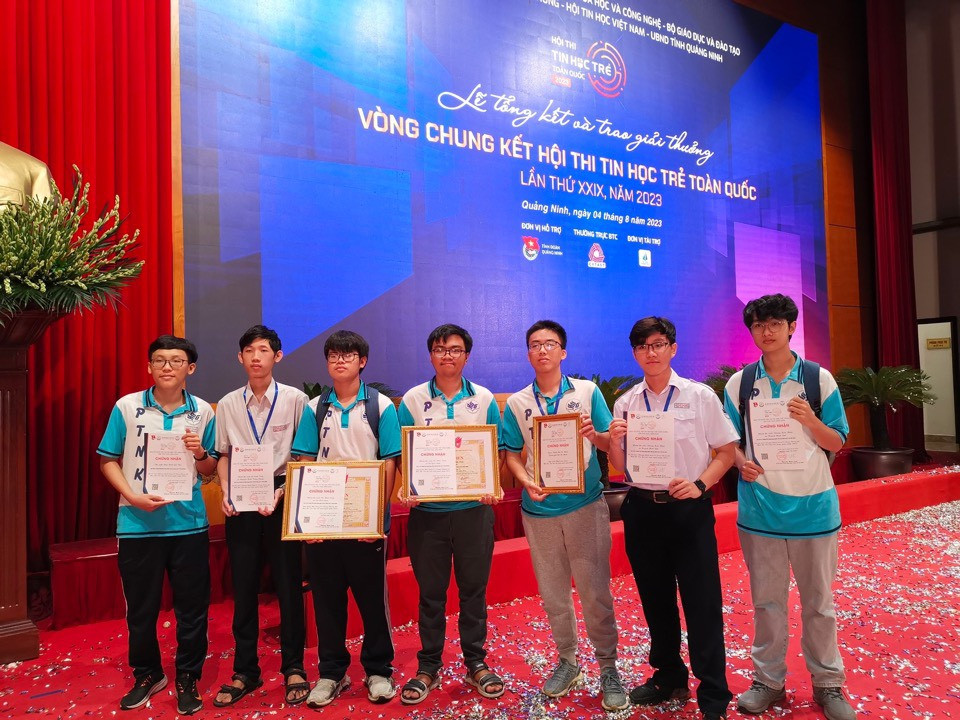 Nguyễn Khắc Triệu (thứ tư, từ phải sang) cùng các thí sinh khác chụp hình lưu niệm sau khi đoạt giải Nhì “Kỳ thi Tin học trẻ Toàn quốc lần thứ XXIX”. (Ảnh: NVCC) Nguyễn Khắc Triệu (thứ tư, từ phải sang) cùng các thí sinh khác chụp hình lưu niệm sau khi đoạt giải Nhì “Kỳ thi Tin học trẻ Toàn quốc lần thứ XXIX”. (Ảnh: NVCC)