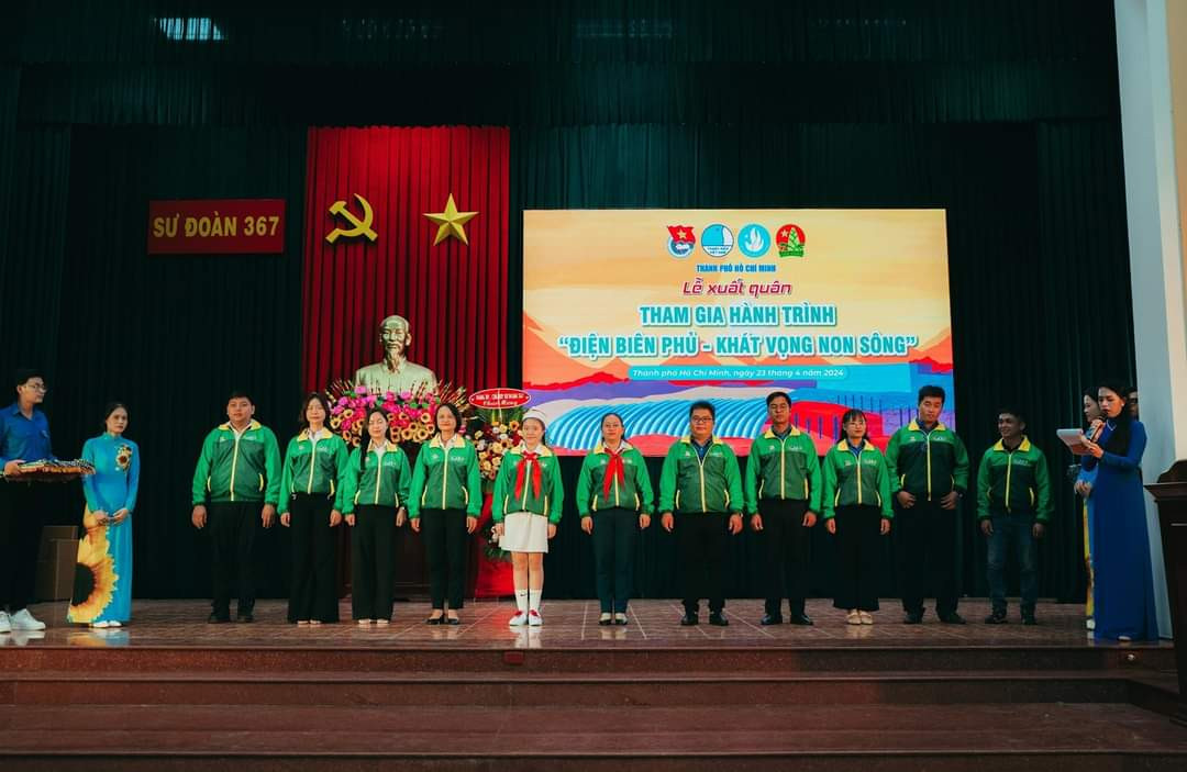 Đoàn đại biểu TP. HCM tham gia Hành trình 'Sinh viên với khát vọng non sông' tại Lễ xuất quân. Đoàn đại biểu TP. HCM tham gia Hành trình 'Sinh viên với khát vọng non sông' tại Lễ xuất quân.