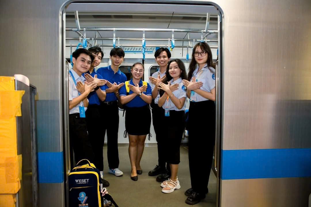 Sinh viên đi thử tàu điện Metro TP. HCM. Sinh viên đi thử tàu điện Metro TP. HCM.