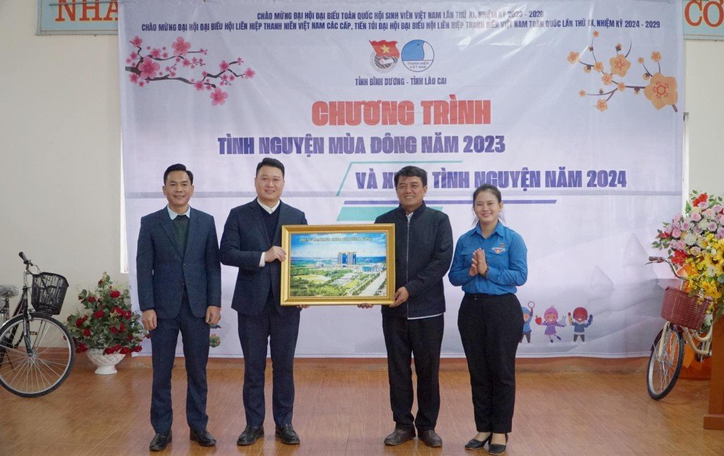 Đại diện đoàn công tác tỉnh Bình Dương trao quà lưu niệm đến huyện Si Ma Cai. (Ảnh: Tỉnh Đoàn Bình Dương)