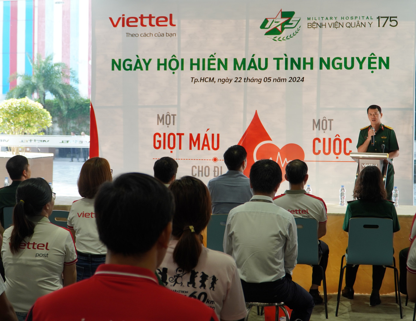 Thượng tá Bùi Phú Tuệ - Phụ trách Phó Chủ nhiệm Chính trị Bệnh viện phát biểu tại chương trình.