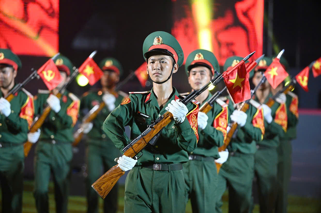 Tiết mục biểu diễn múa súng của Bộ Tư Lệnh TP. HCM.