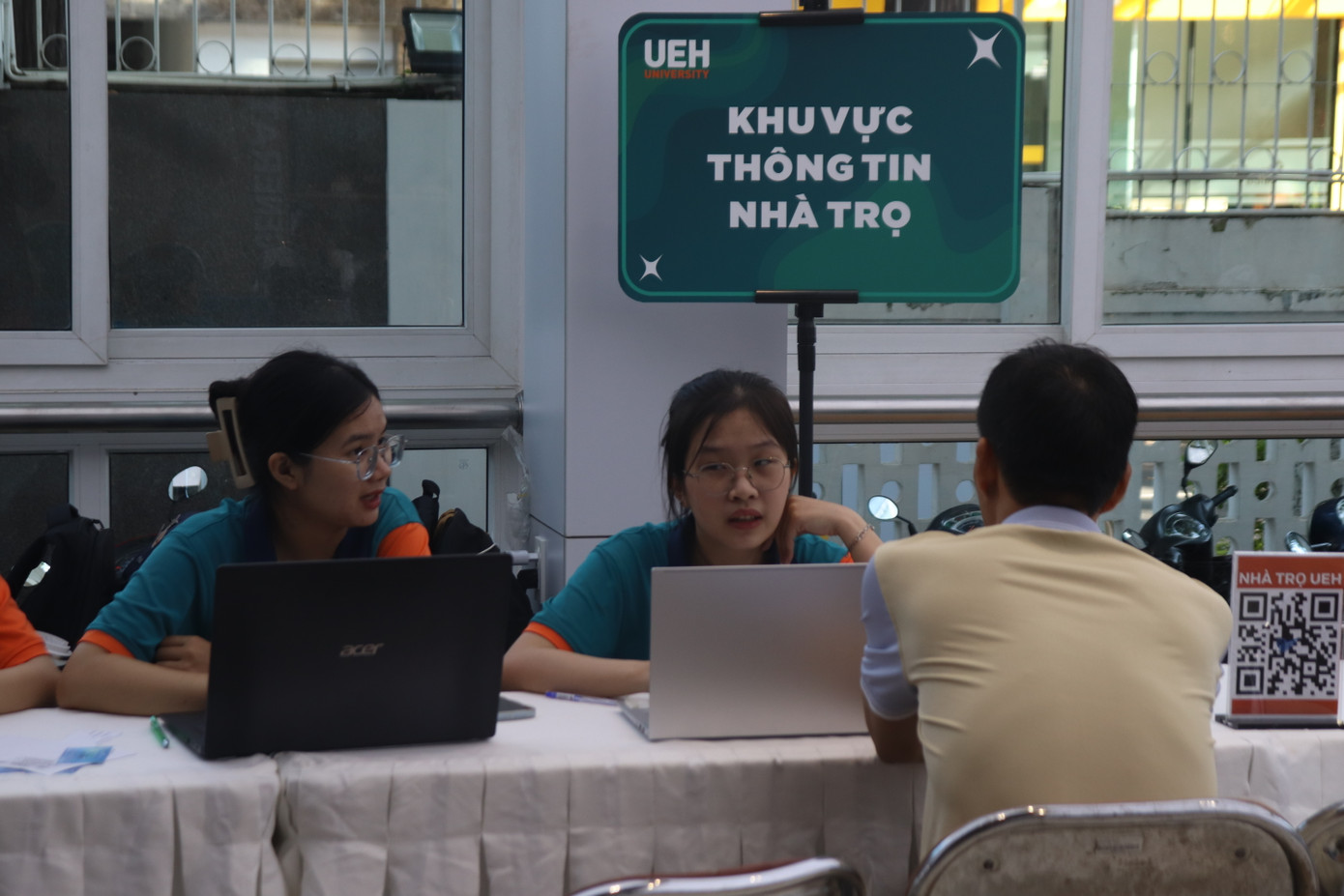 Các hoạt động hỗ trợ tân sinh viên tại ĐH Kinh tế TP. HCM. Các hoạt động hỗ trợ tân sinh viên tại ĐH Kinh tế TP. HCM.