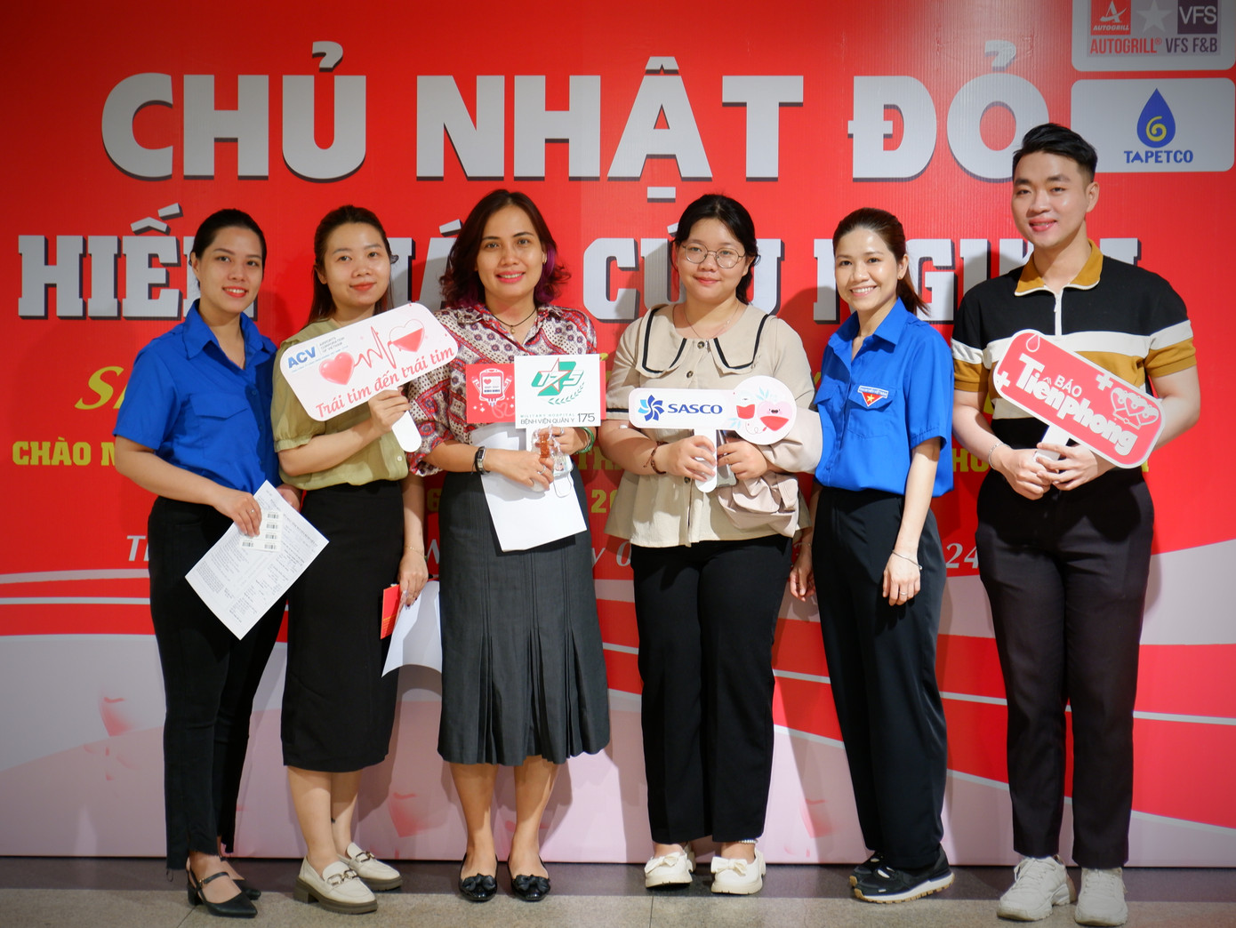 Trong 70 năm qua, ngoài hoạt động chuyên môn, báo Tiền Phong còn thực hiện rộng khắp các chương trình công tác xã hội – từ thiện trên cả nước, trong đó phải kể đến chương trình hiến máu tình nguyện &apos;Chủ nhật Đỏ&apos;.