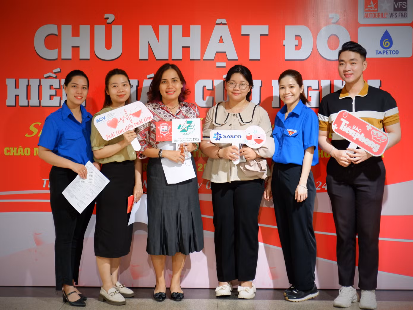Trong 70 năm qua, ngoài hoạt động chuyên môn, báo Tiền Phong còn thực hiện rộng khắp các chương trình công tác xã hội – từ thiện trên cả nước, trong đó phải kể đến chương trình hiến máu tình nguyện 'Chủ nhật Đỏ'.