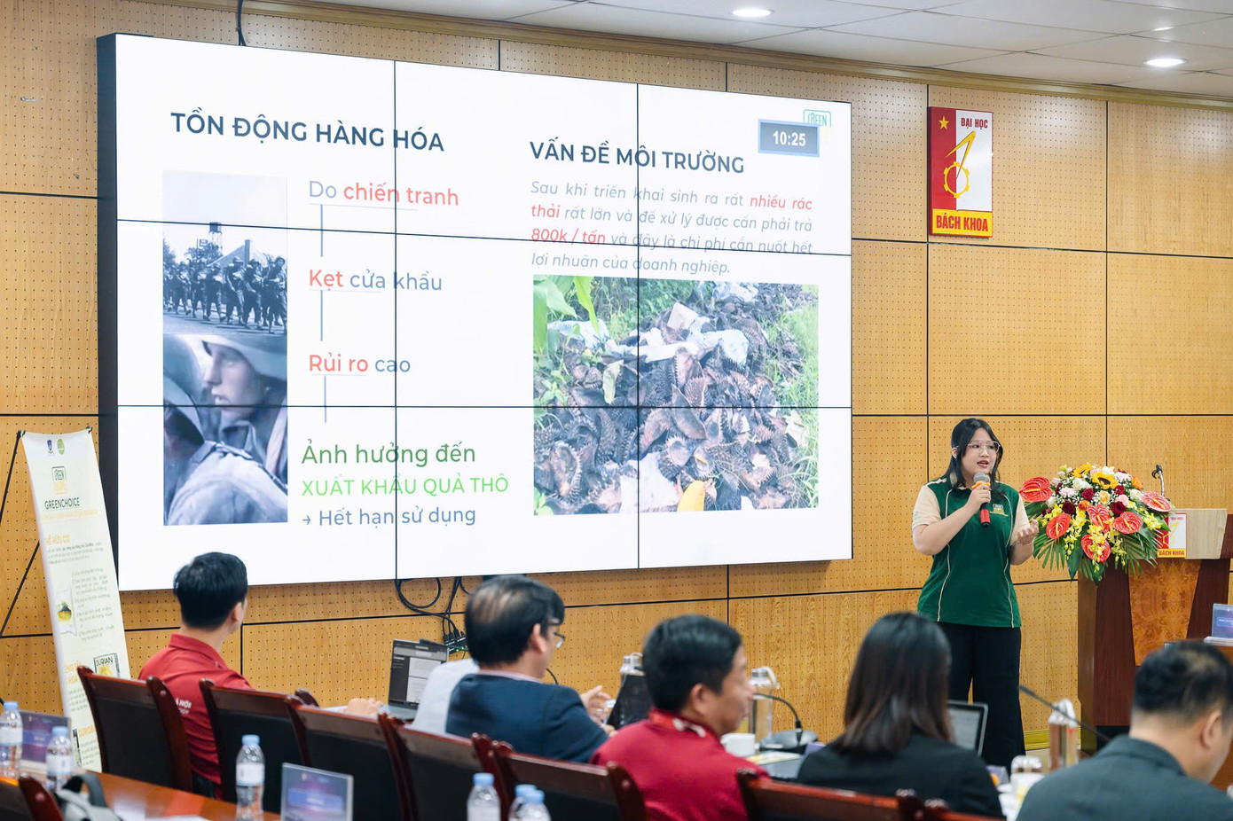 Nhóm bảo vệ trước Ban Giám khảo cuộc thi ‘STARTUP UTH 2024’.