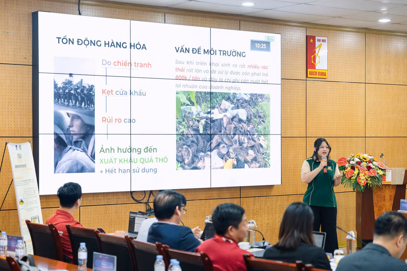 Nhóm bảo vệ trước Ban Giám khảo cuộc thi ‘STARTUP UTH 2024’. Nhóm bảo vệ trước Ban Giám khảo cuộc thi ‘STARTUP UTH 2024’.