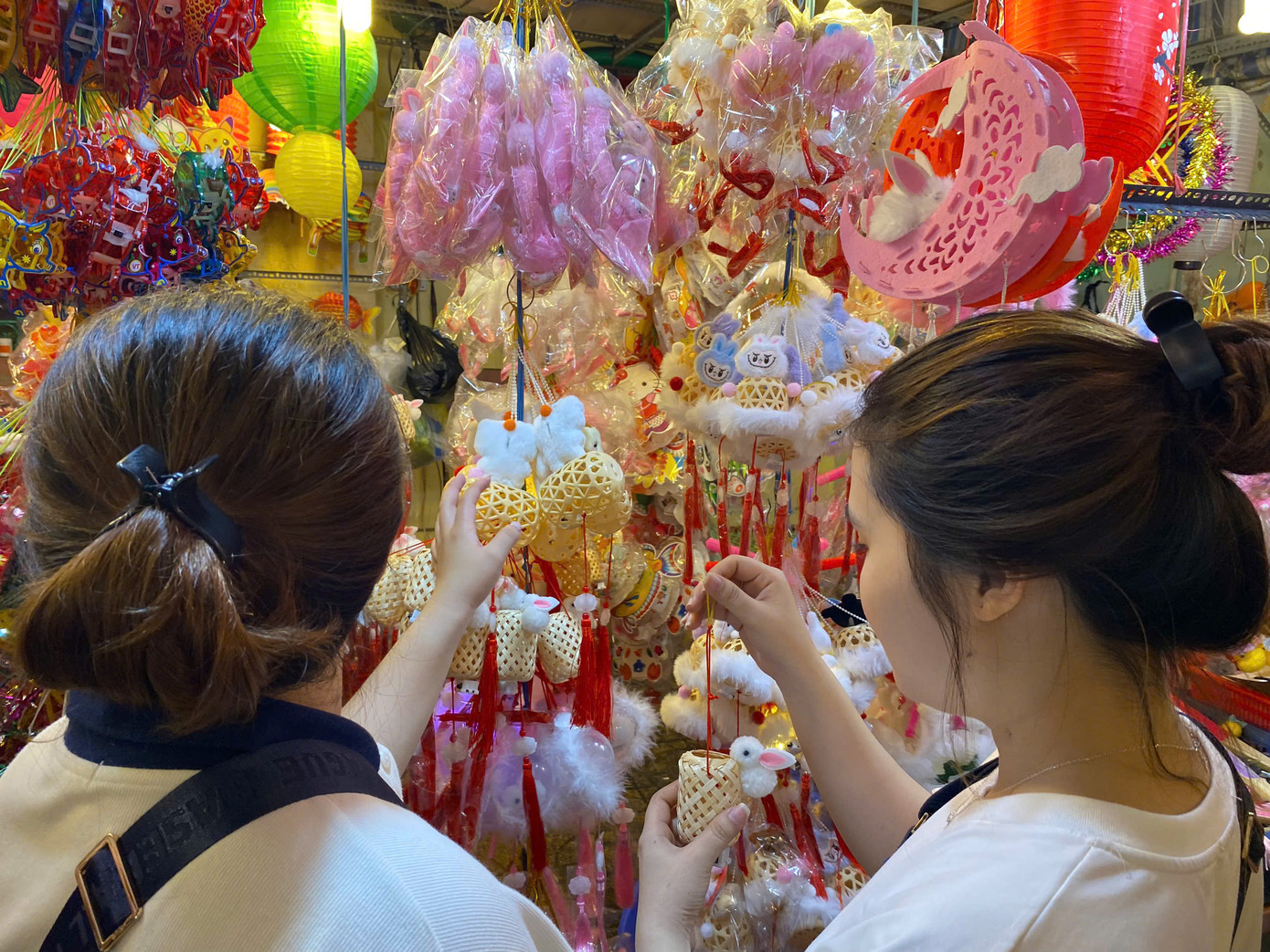 Nhiều bạn trẻ chụp hình check-in tại phố lồng đèn. Nhiều bạn trẻ chụp hình check-in tại phố lồng đèn.