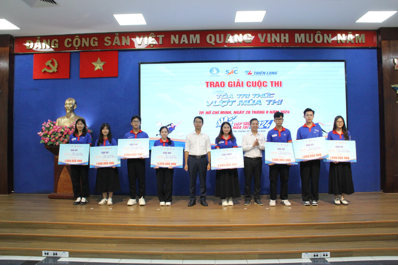 Đại diện Ban Tổ chức trao giải thưởng cho thí sinh đoạt giải cuộc thi "Tỏa tri thức - Vượt mùa thi". Đại diện Ban Tổ chức trao giải thưởng cho thí sinh đoạt giải cuộc thi "Tỏa tri thức - Vượt mùa thi".
