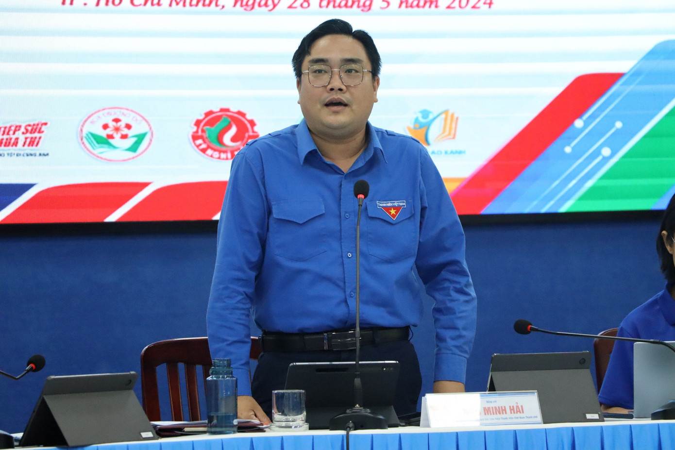 Anh Ngô Minh Hải - Bí thư Thành Đoàn TP. HCM thông tin về các chương trình tình nguyện Hè 2024 do Thành Đoàn TP. HCM tổ chức. (Ảnh: TLTĐ)