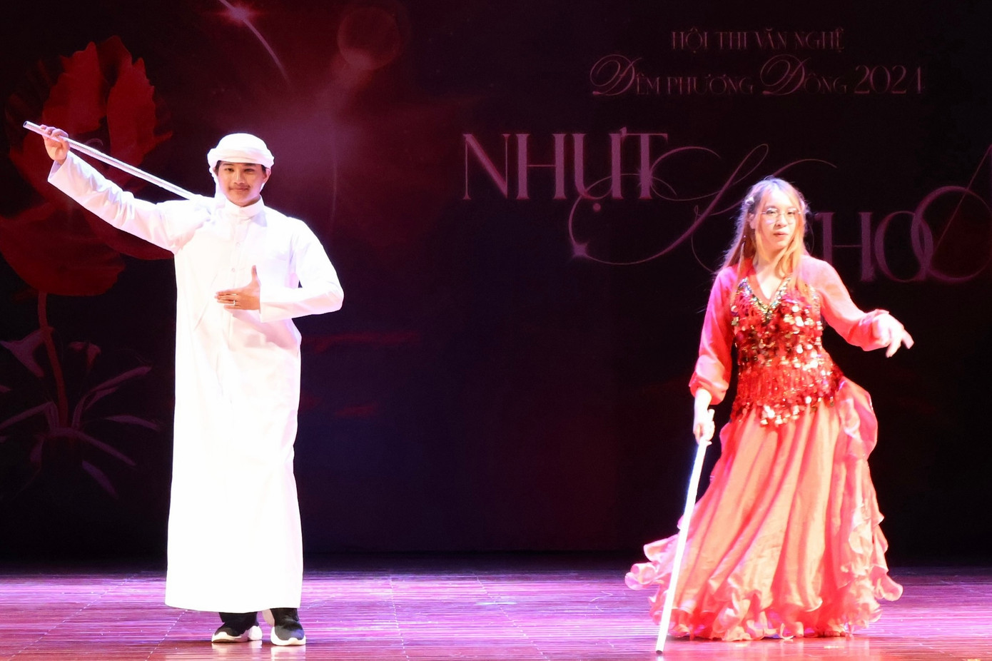 Sinh viên Ả Rập học biểu diễn Raqsa Saidi - một điệu múa thể hiện nét văn hóa mạnh mẽ, độc lập và đầy tự hào của những người người dân vùng Thượng Ai Cập.