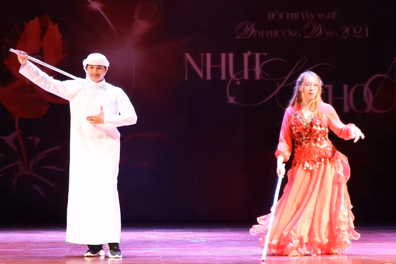 Sinh viên Ả Rập học biểu diễn Raqsa Saidi - một điệu múa thể hiện nét văn hóa mạnh mẽ, độc lập và đầy tự hào của những người người dân vùng Thượng Ai Cập.