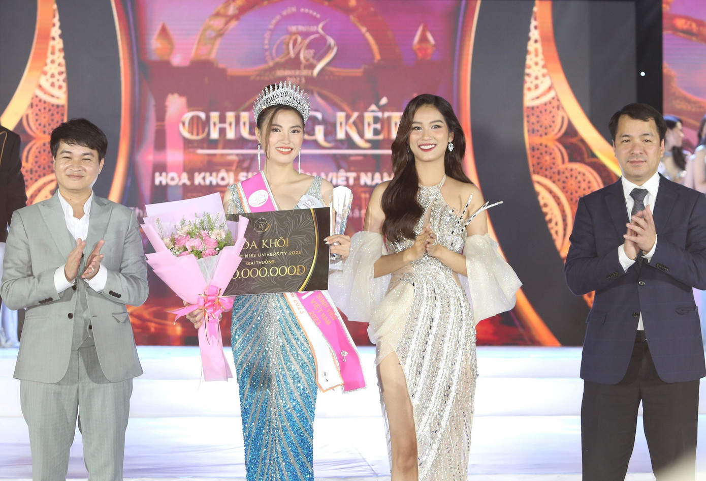 Bí thư T.Ư Đoàn Ngô Văn Cương (ngoài cùng, bên phải) trao vương miện cho Hoa khôi Sinh viên Việt Nam 2023 Trịnh Huyền Mai.