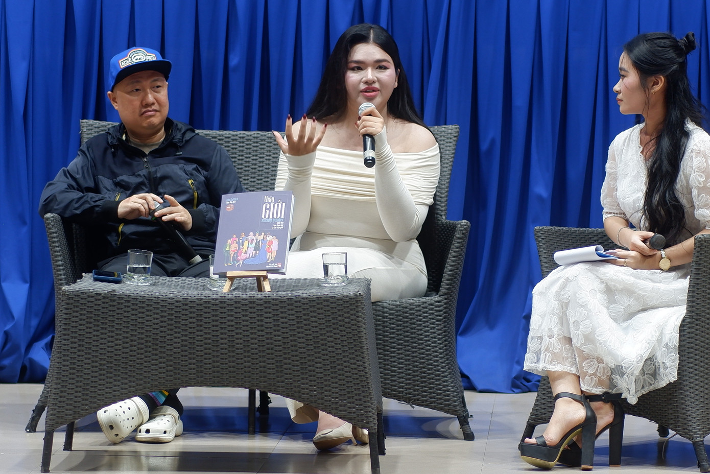 Nhà sáng tạo nội dung Trần Huy Hoàng (giữa) khẳng định: “Che giấu bản thân chưa hẳn là xấu”. Nhà sáng tạo nội dung Trần Huy Hoàng (giữa) khẳng định: “Che giấu bản thân chưa hẳn là xấu”.