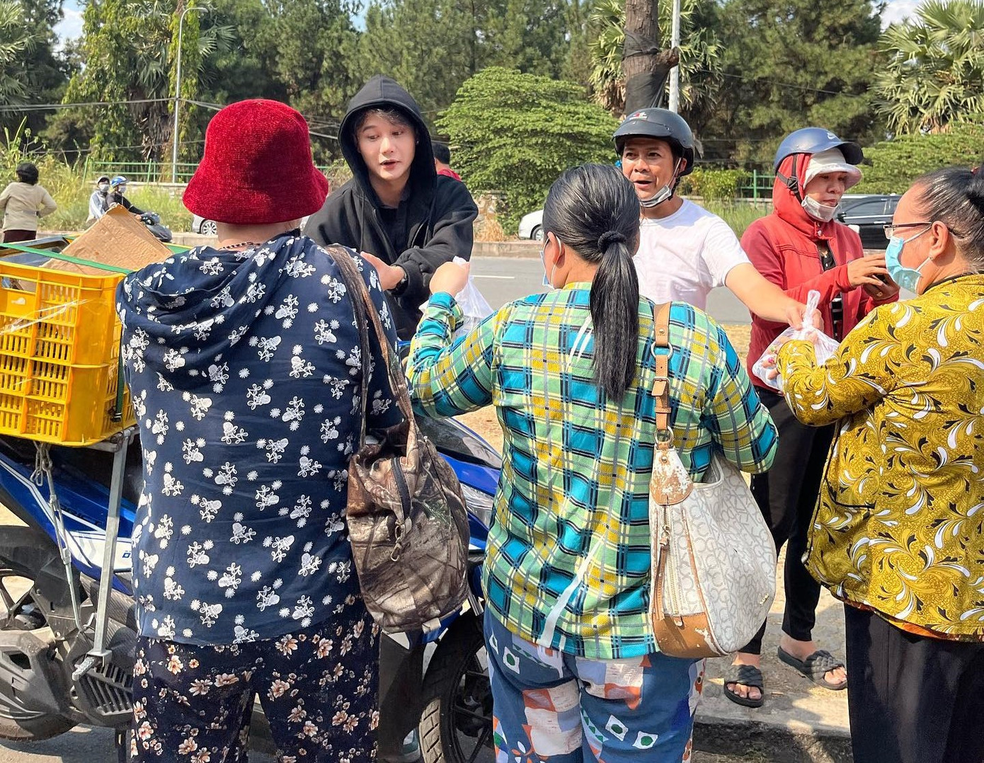 Chàng TikToker phát đồ ăn sáng cho các anh chị lao động trong series “Sài Gòn ăn sáng chưa”.