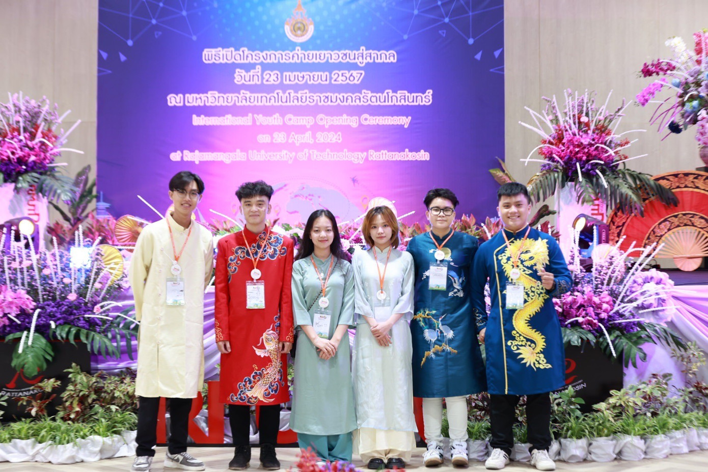 Hồng Ngọc và Kiều Giang cùng các bạn sinh viên Việt Nam tại 'Hội trại Đông Nam Á - RMUTR International Youth Camp 2024'. (Ảnh: NVCC)