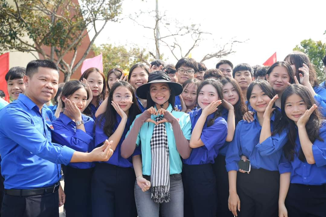 H'Hen Niê (đội nón) là đại biểu chương trình “Biên giới, biển, đảo trong tim tôi” năm 2024. (Ảnh: TLTĐ)